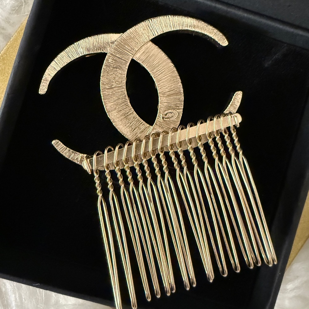 Chanel Dubai 2015 CC Crystal Embellished Gold Tone Hair Comb - Picture 5 of 8